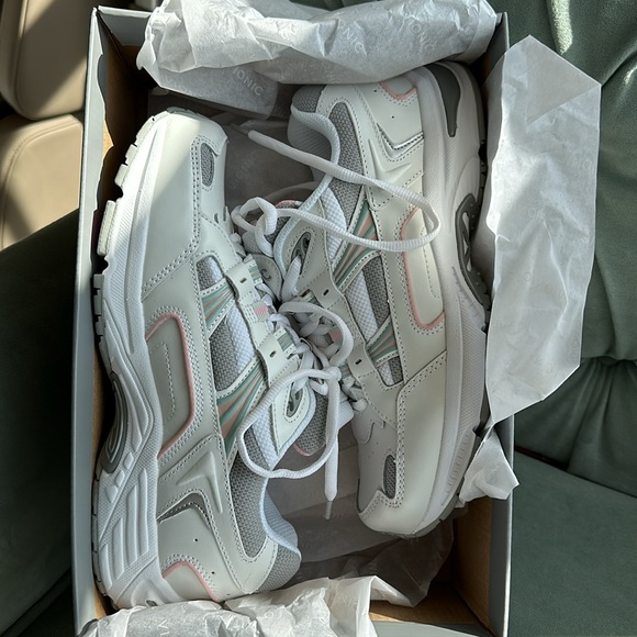 Vionic 23Walk Walking Shoe - Women's NWT White Leather Pink Blue new in Box - Picture 2 of 11